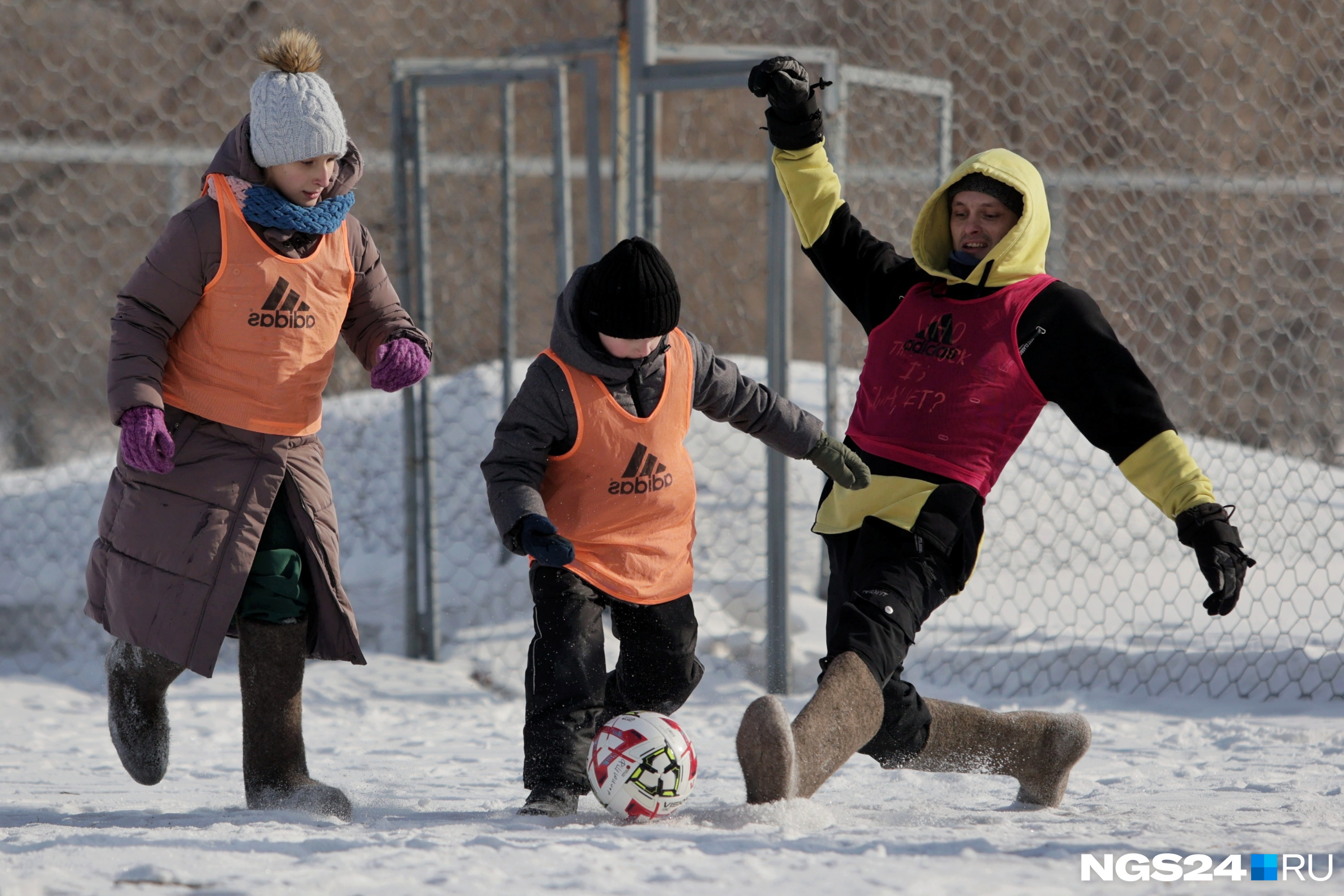 «Трудно пинать и бежать»: красноярцы поиграли в футбол в валенках. Фото с забавного турнира
