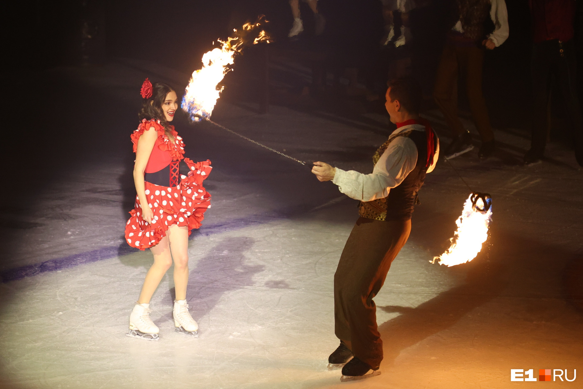 Лед горел, а чемпионка билась в клетке. Евгения Медведева показала в Екатеринбурге страстное ледовое шоу