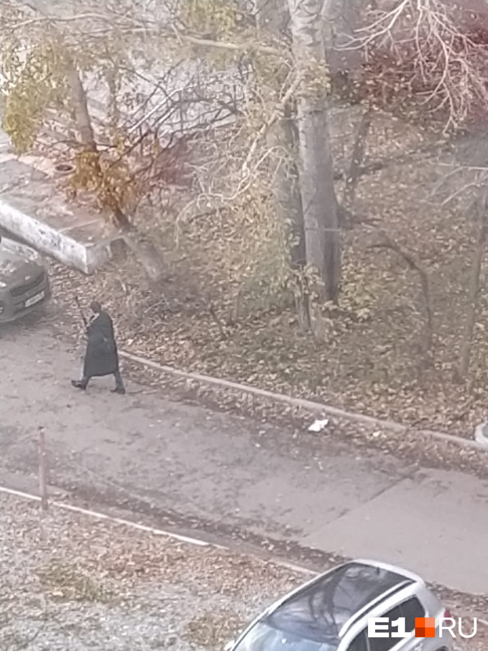 В Екатеринбурге мужчина с винтовкой пришел на детскую площадку
