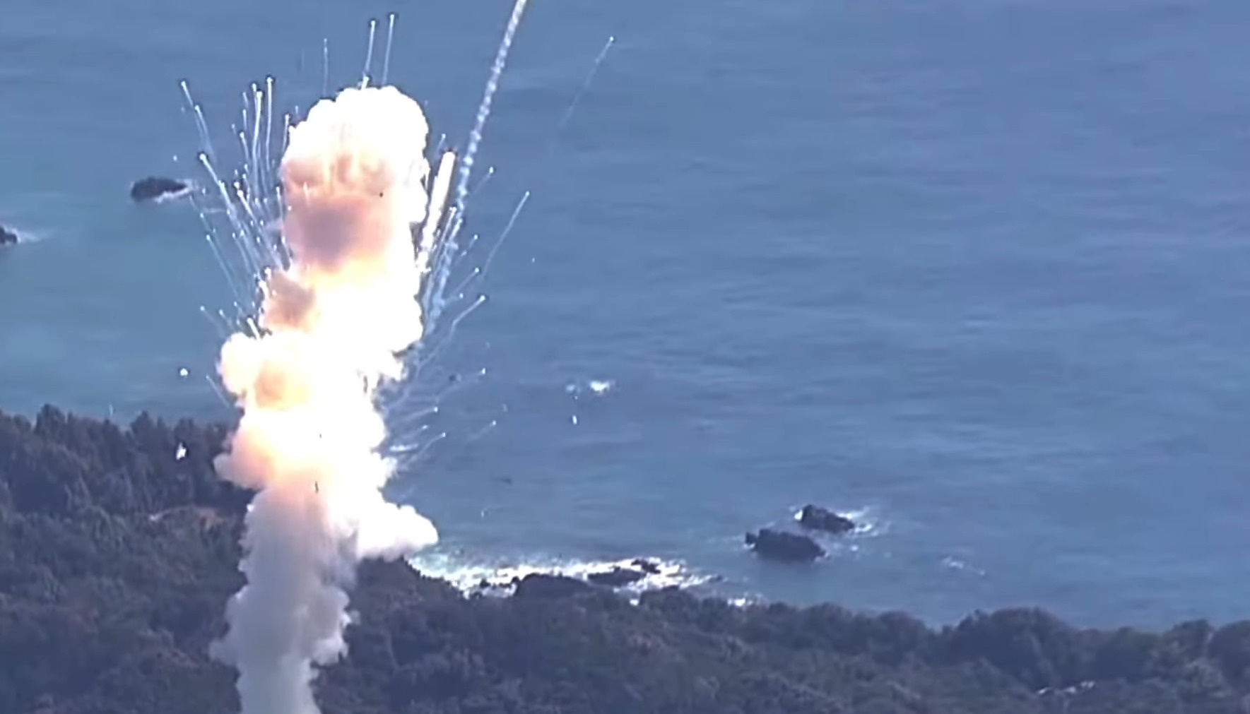 Запуск частной японской ракеты со спутником закончился скорым взрывом