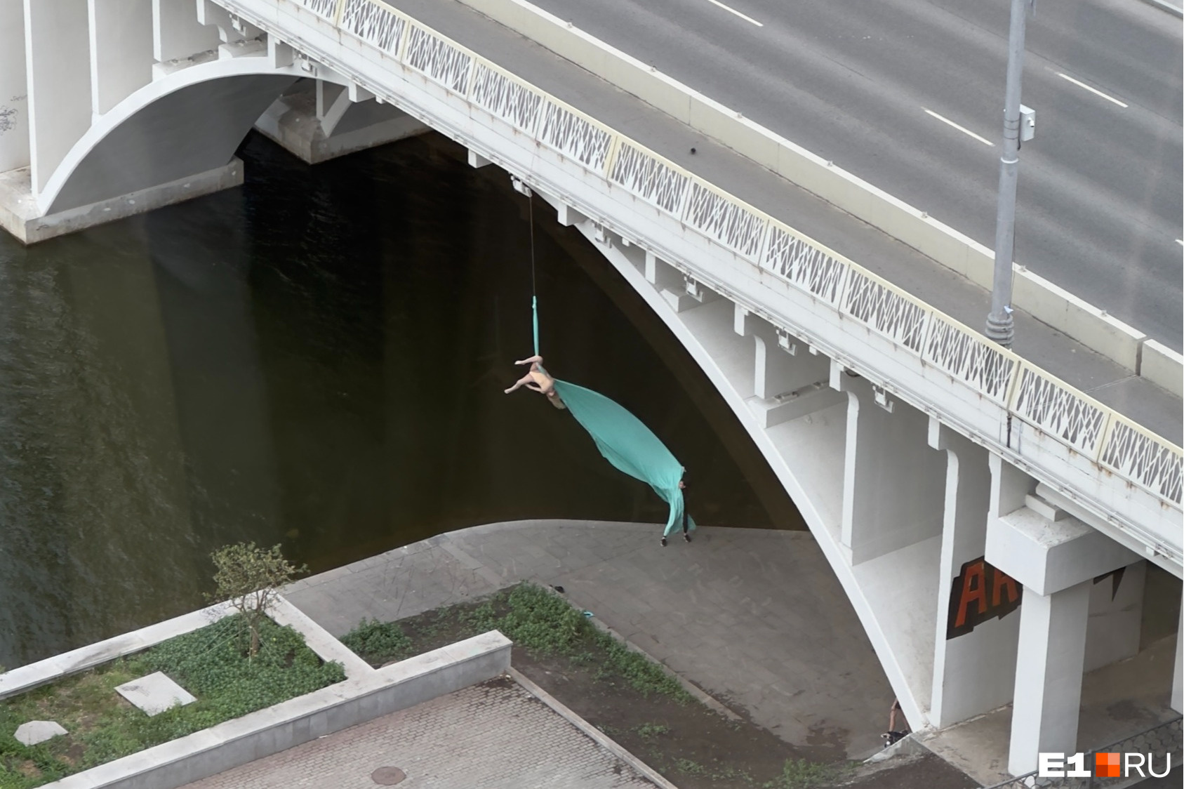 Летала под мостом! В Екатеринбурге ранним утром красотка устроила эффектную фотосессию на полотнах