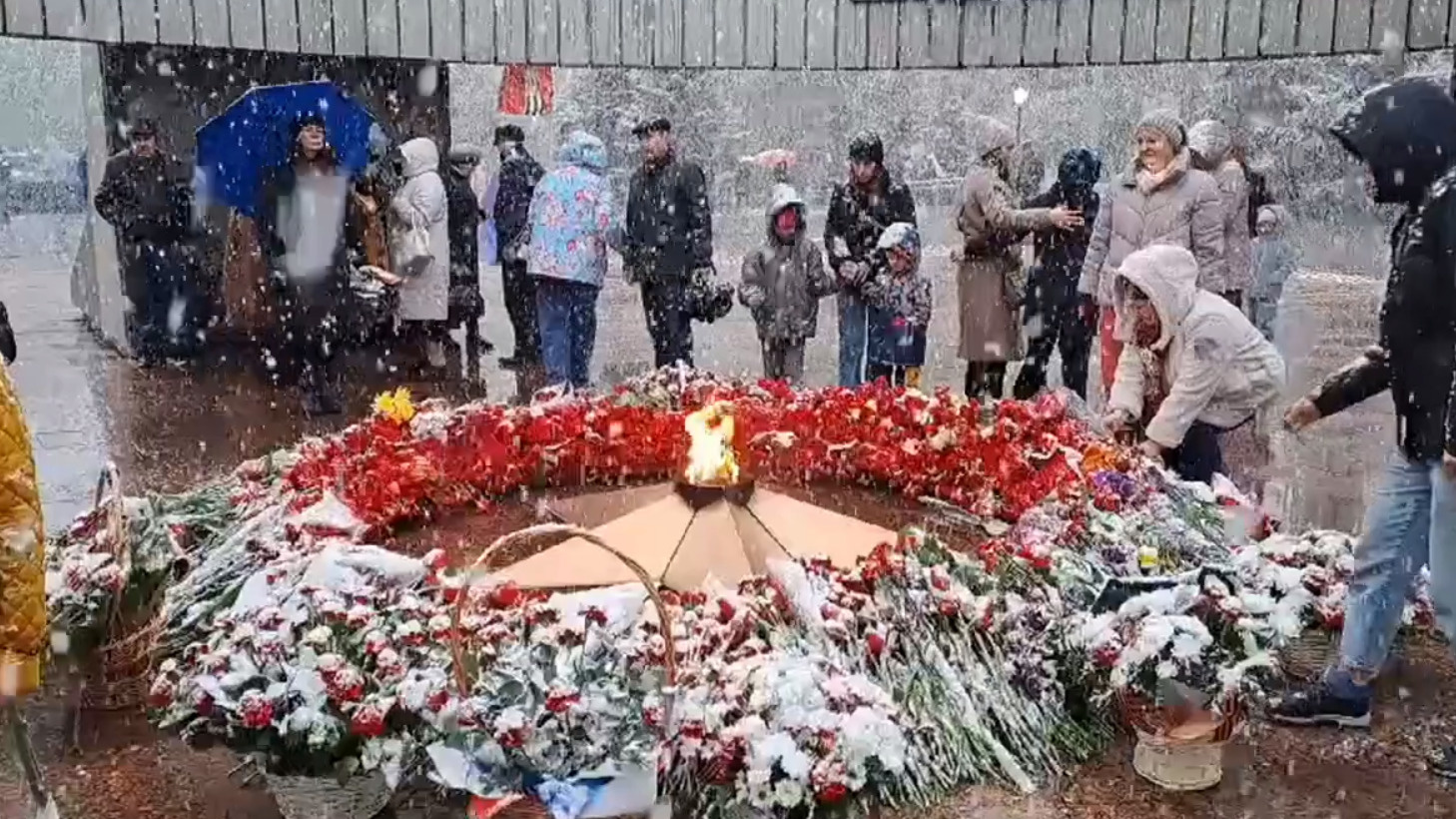«Снег сквозь слезы»: как прошел День Победы в Тольятти