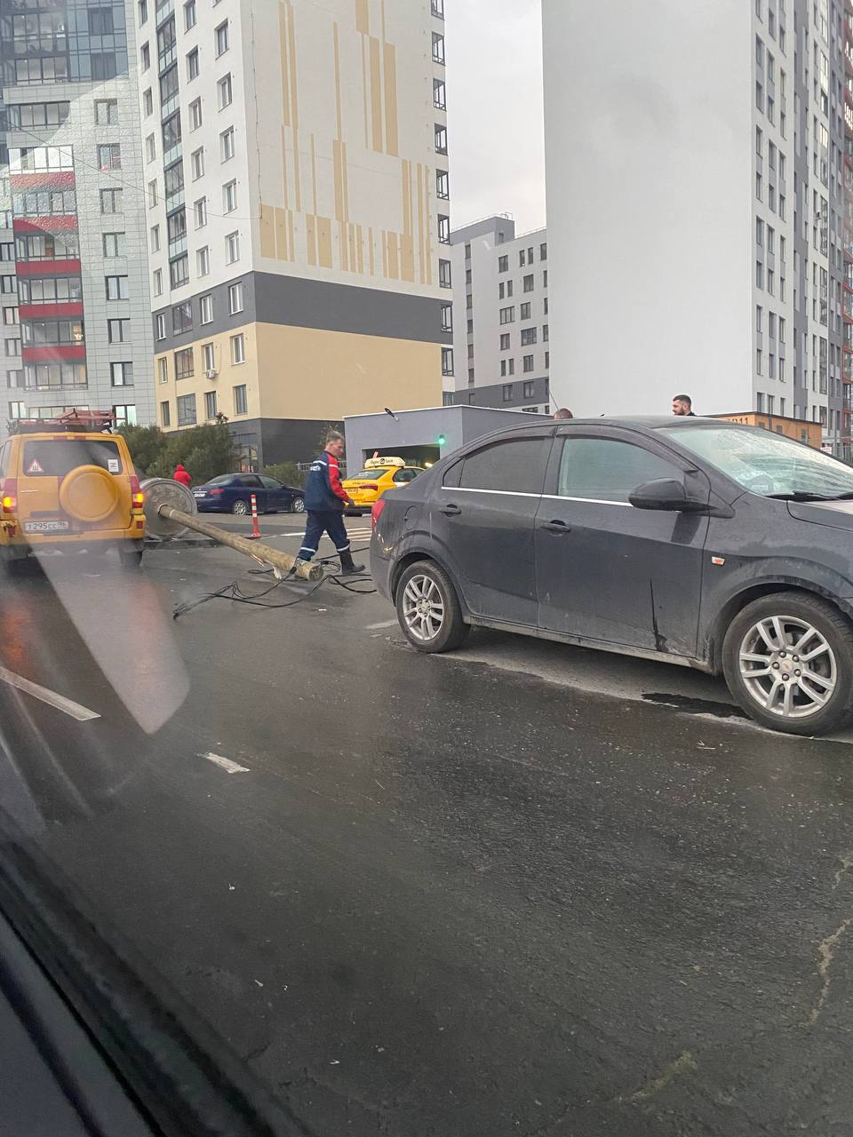 «Водитель года». В Екатеринбурге грузовик зацепил провода и свалил три опоры: видео