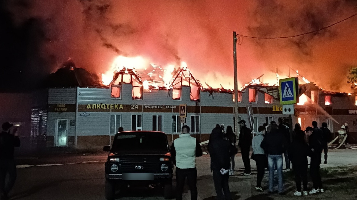 «Там пластик сплошной»: в Ярославской области сгорел молодежный бар. Видео
