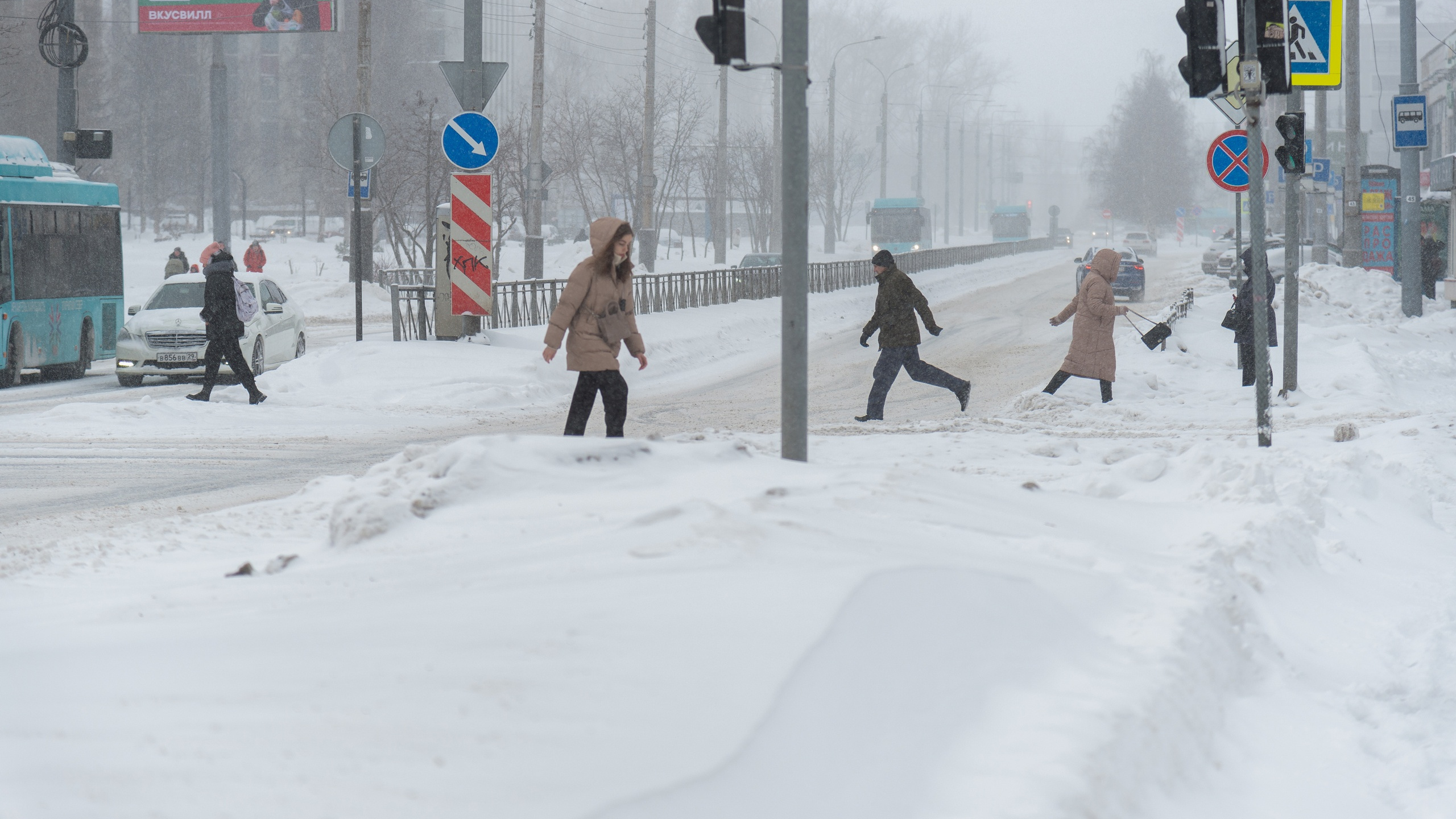 Архангельск завалило снегом: куда жаловаться на плохую уборку улиц