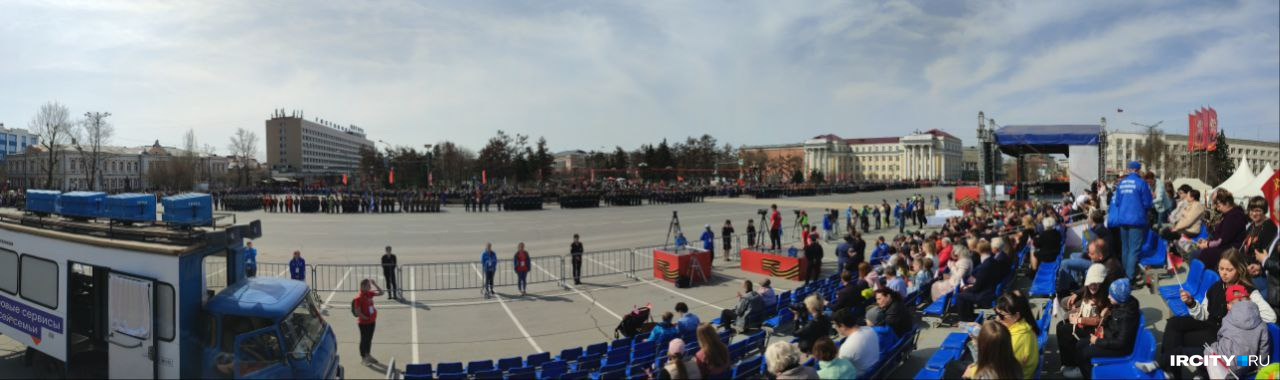 Панорама площади Сперанского перед началом парада