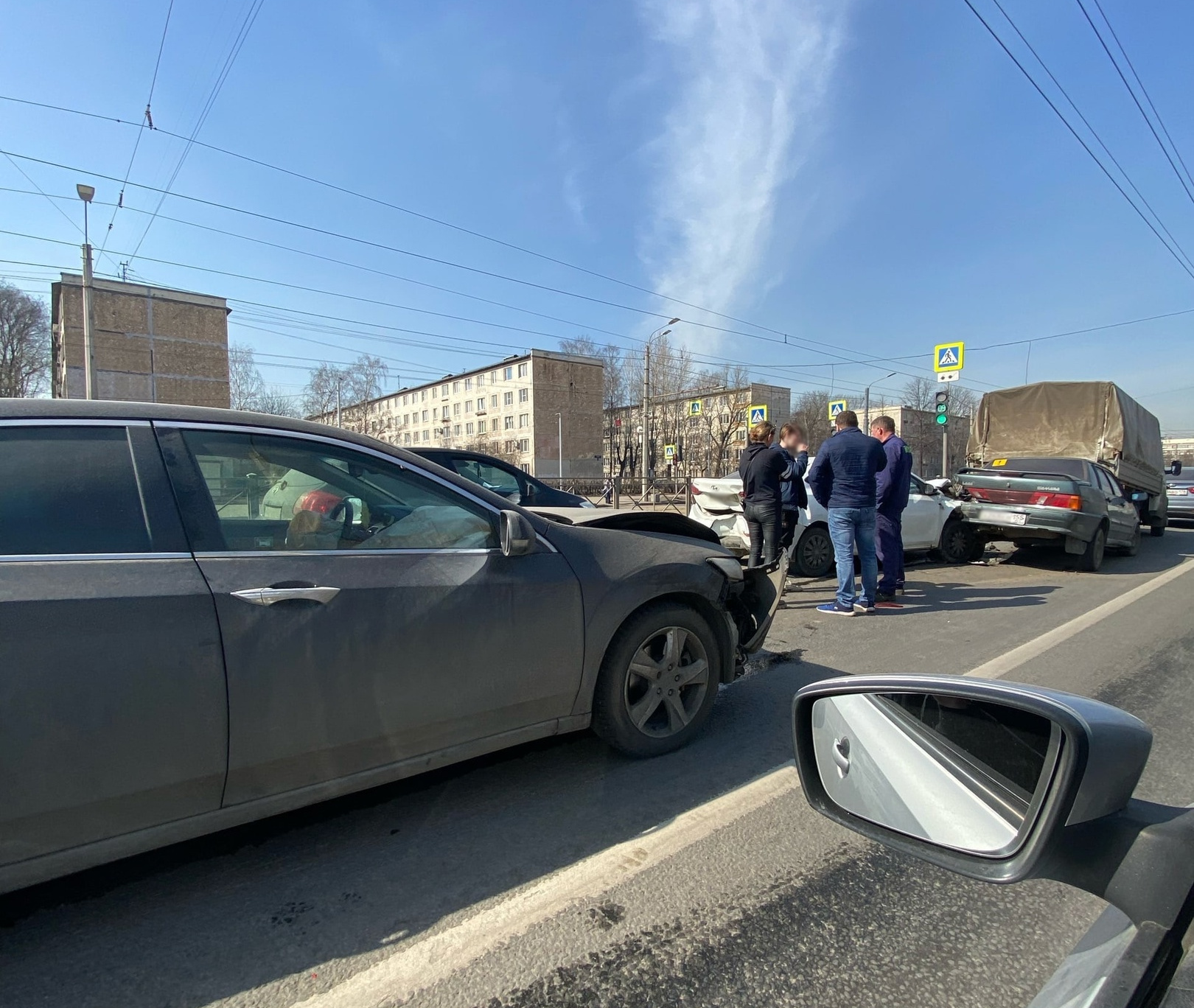 Паровозик из 3–4 машин собрал плотную пробку на Бухарестской улице и улице  Салова в Петербурге, фото ДТП - 12 апреля 2023 - ФОНТАНКА.ру