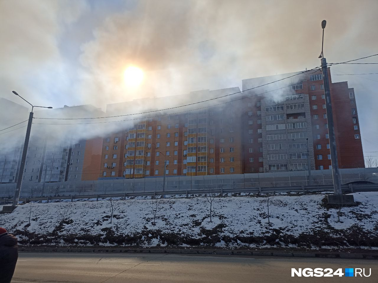 Часть Николаевского проспекта заволокло дымом