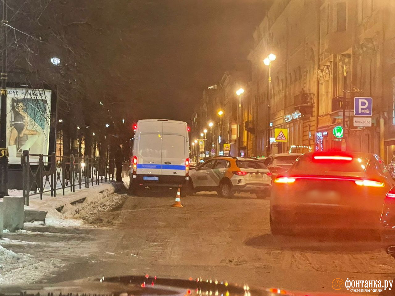 Каршеринг и полицейская машина не поделили дорогу у Конюшенной площади