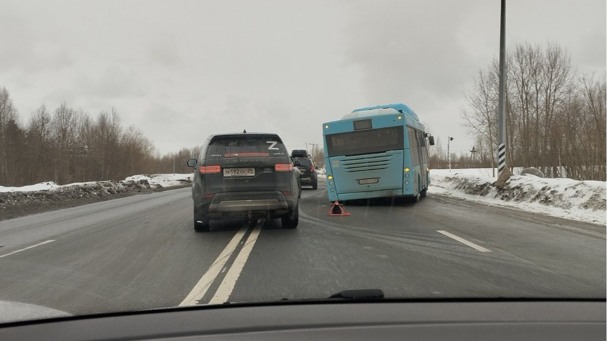 В Сети пишут, что у автобуса в Архангельске «открутились колеса». Что произошло — объяснили в «Рико»