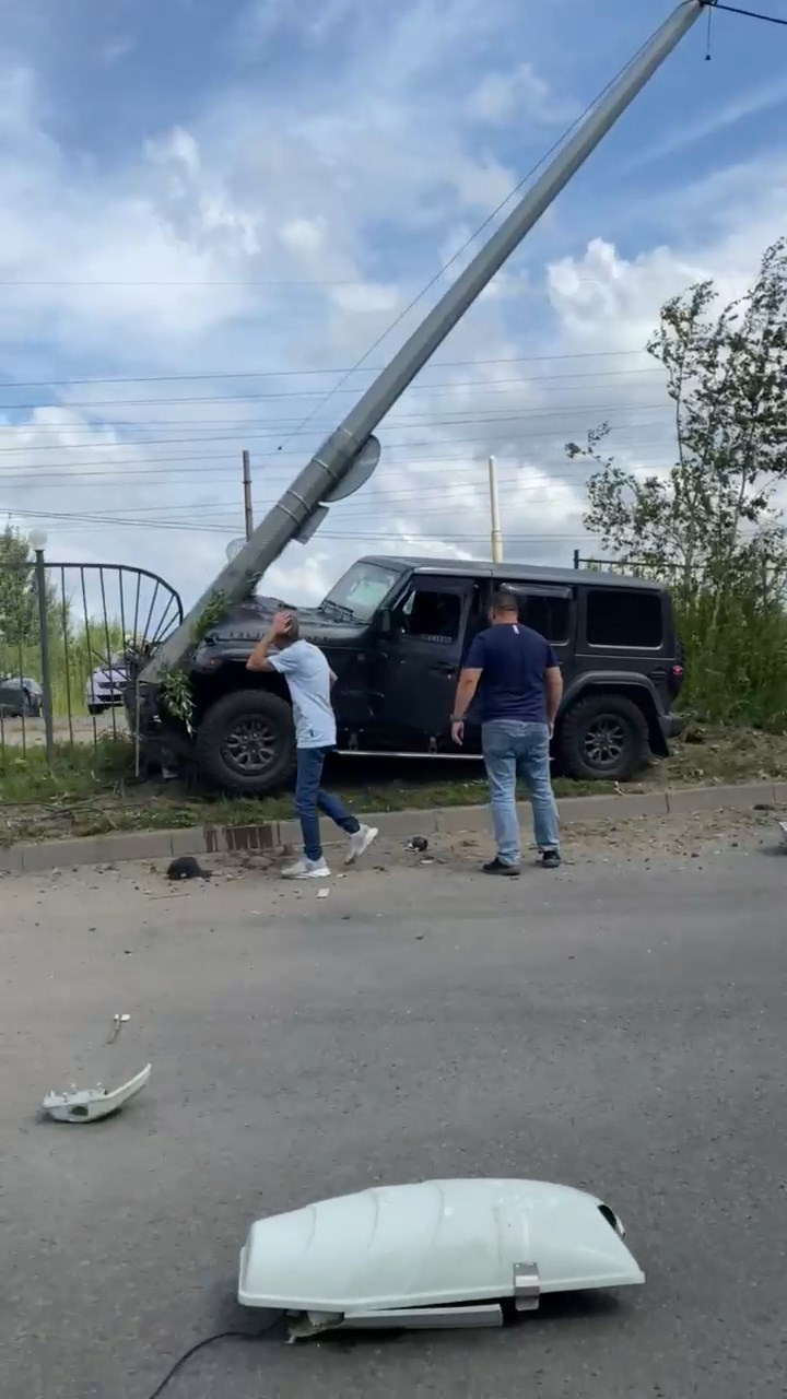 Джип врезался в фонарный столб на Северном проспекте в Петербурге - 27 июля  2023 - ФОНТАНКА.ру