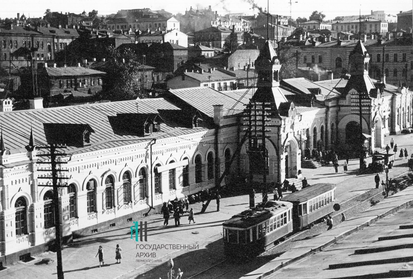 Фото 1960-х. Здание вокзала Пермь I и сейчас такое, а вот трамваев возле него больше не увидишь