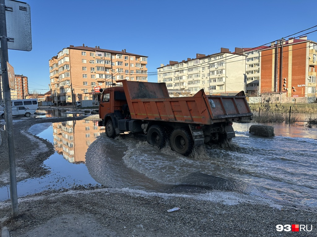 По разбитой Парижской ездят большегрузы