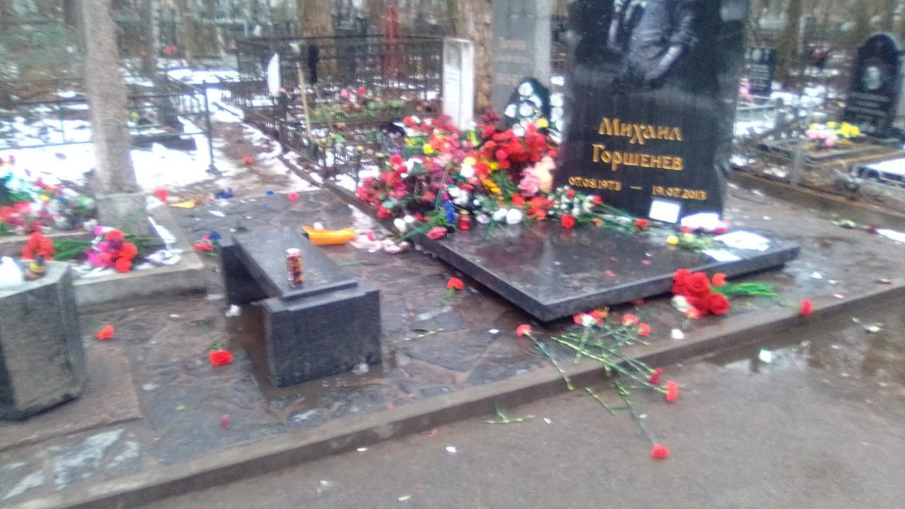 Разбили плиты с лампадками. В Петербурге разгромили могилу Горшка на Богословском кладбище