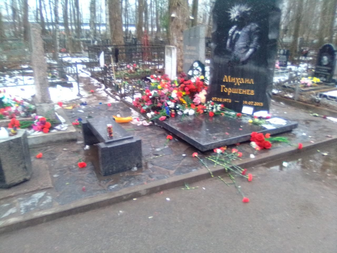 В Петербурге разгромили могилу Горшка на Богословском кладбище