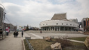 Парковые диваны и озеленение: в Новосибирске хотят благоустроить площадку рядом с театром «Глобус» — что там появится