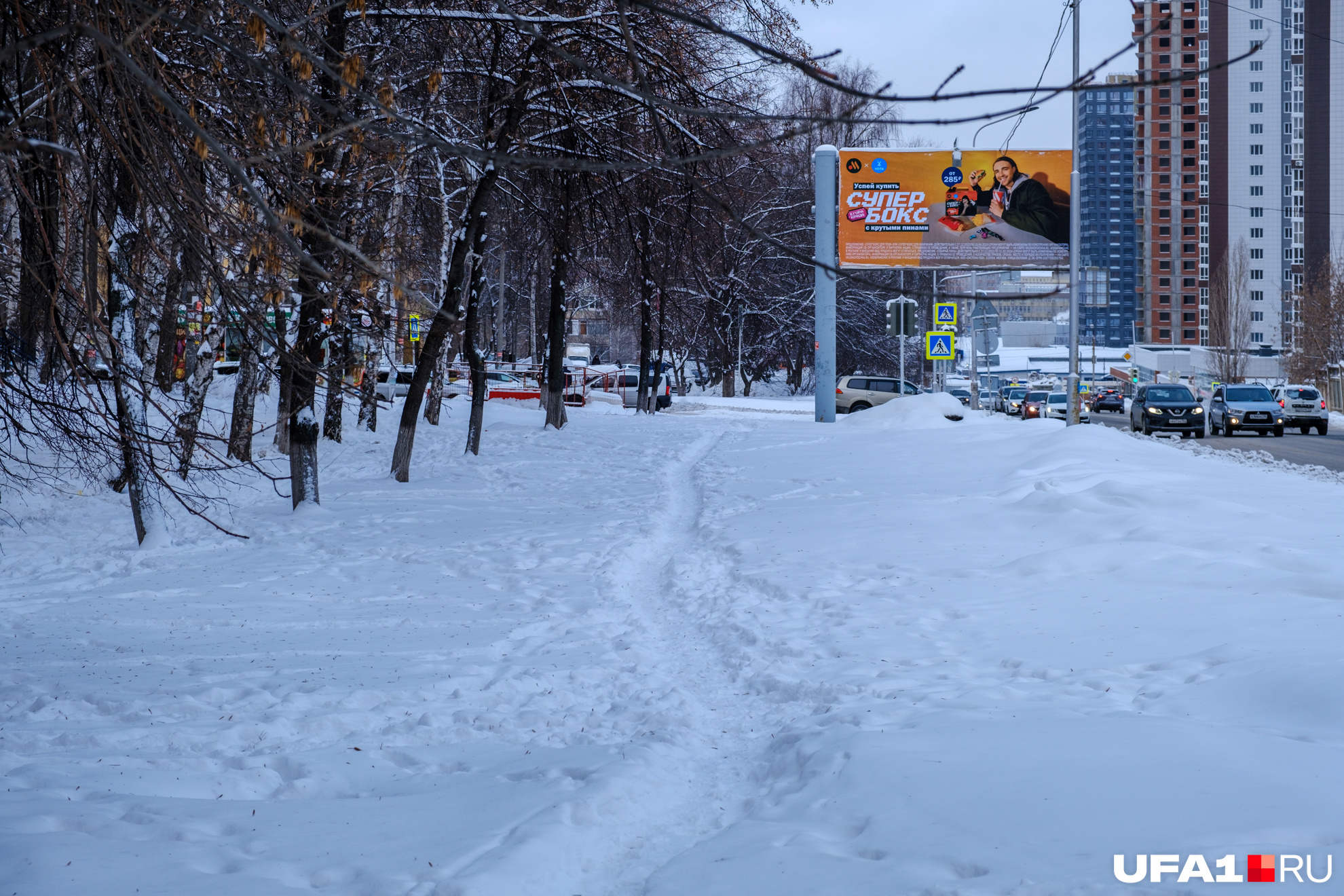 Летом здесь тротуар