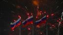 Цветные вспышки на фоне триколора. Яркие фото салюта на День России во Владивостоке