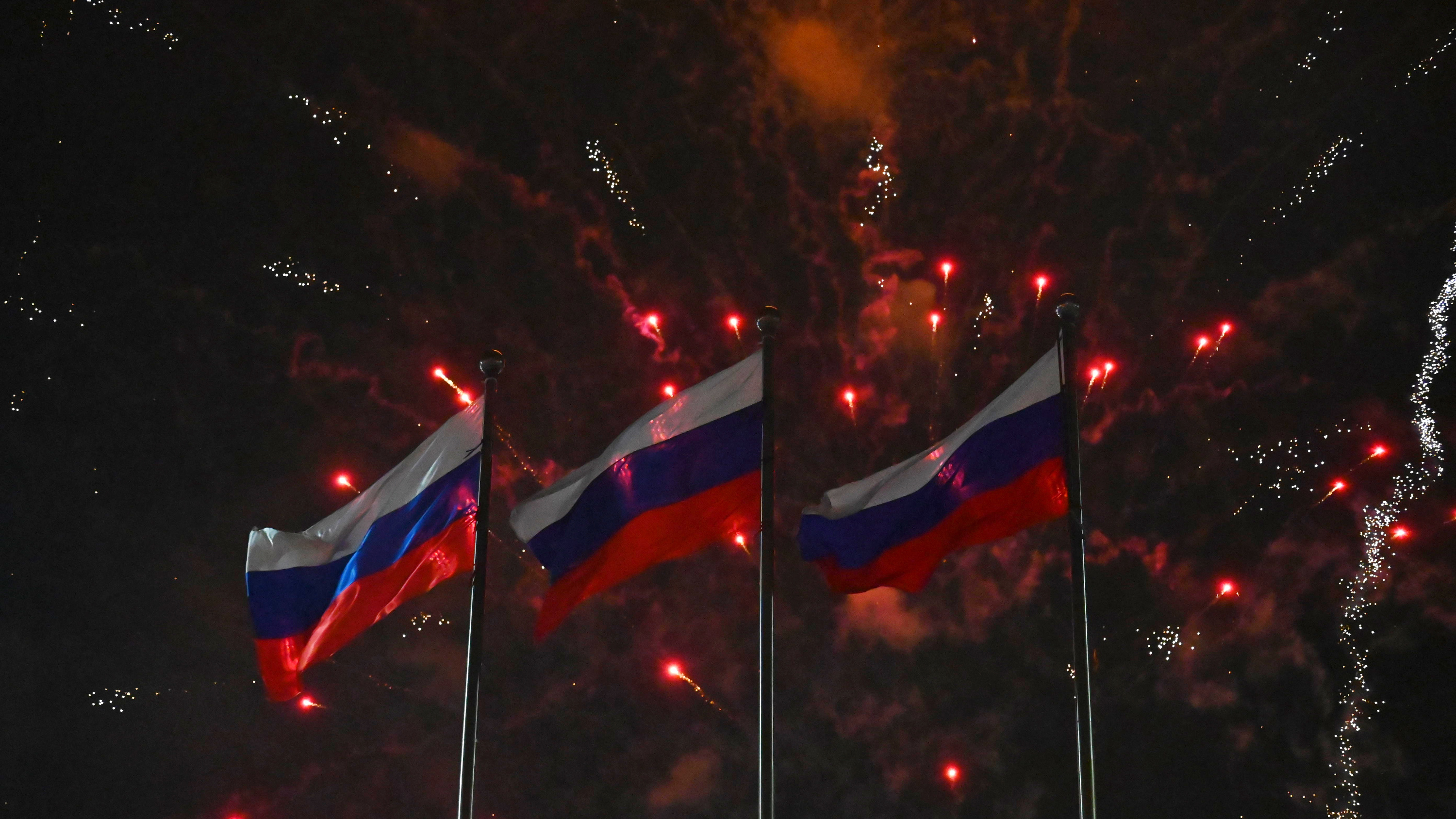 Цветные вспышки на фоне триколора. Яркие фото салюта на День России во Владивостоке