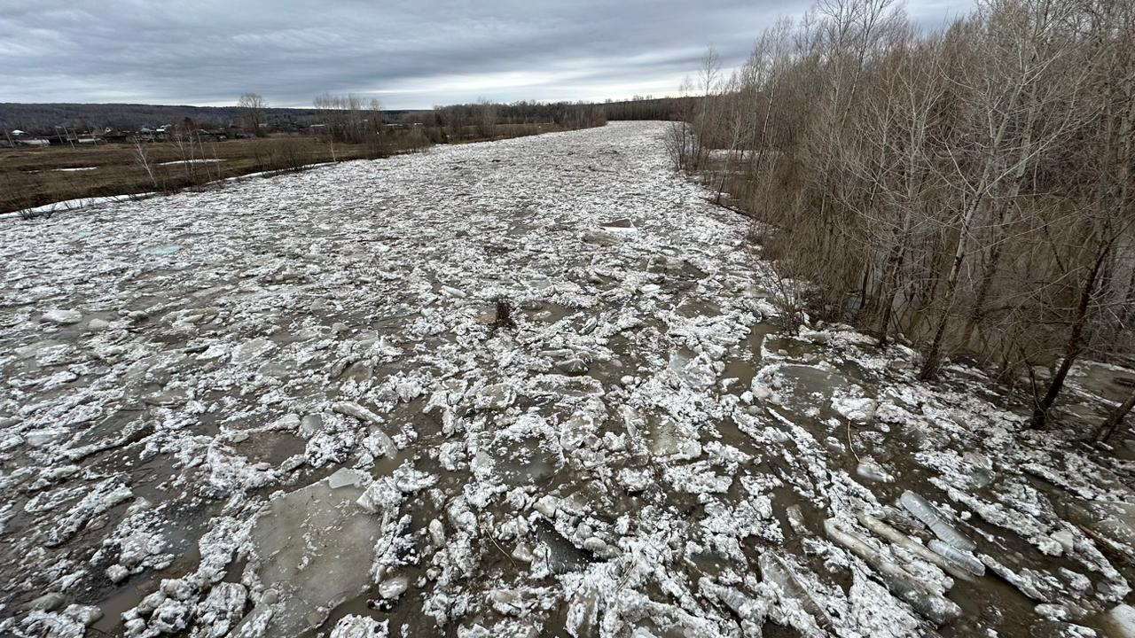 Машины останавливаются сфотографировать: новосибирец снял ледяной затор на реке Бердь