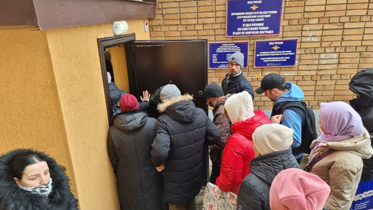 «Всего-то 7 часов потраченных нервов»: как жители Самары стоят в огромной очереди за штампиком о гражданстве детей