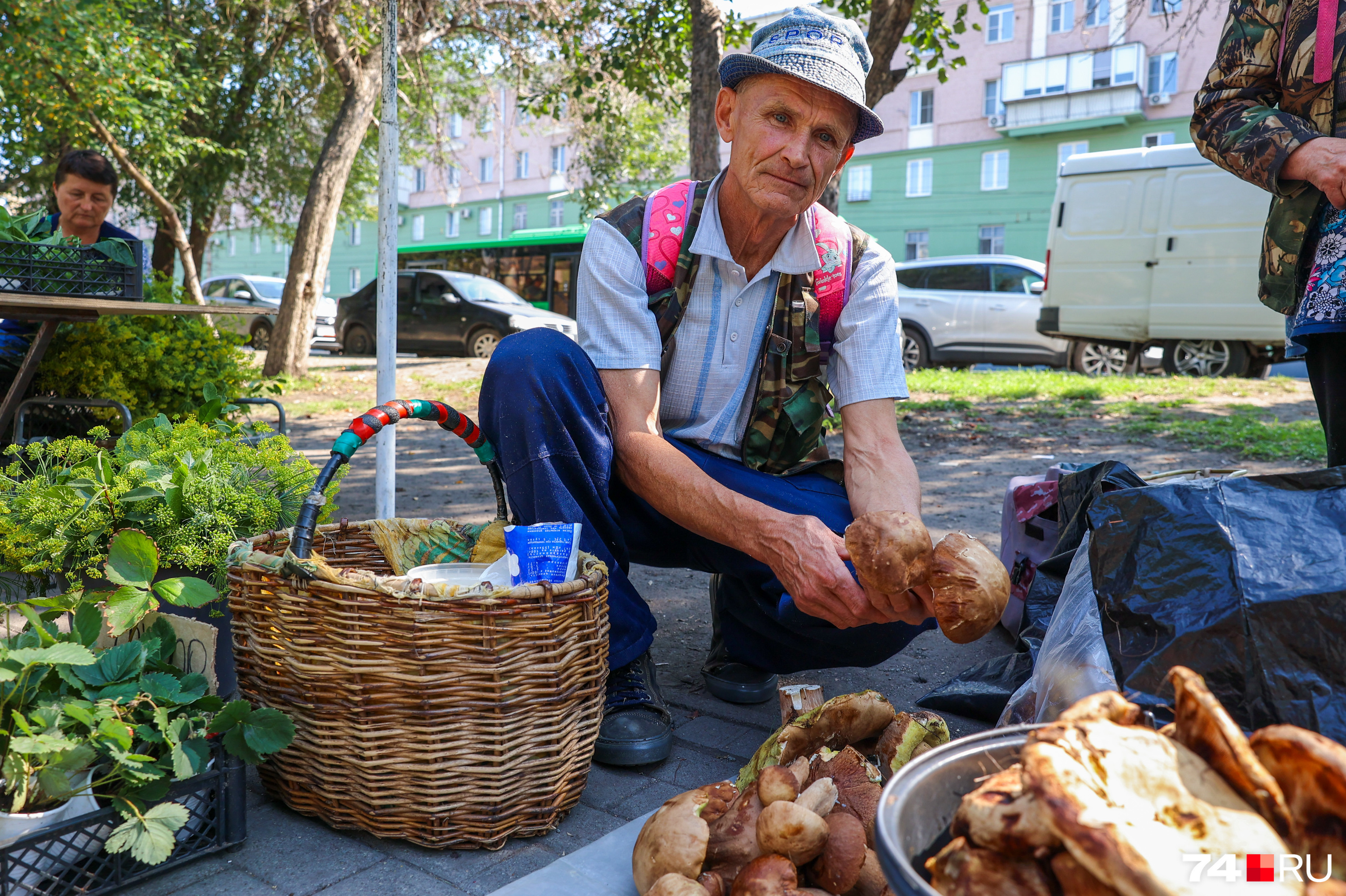 Самый удачливый продавец, уже к 11:30 у него закончился товар