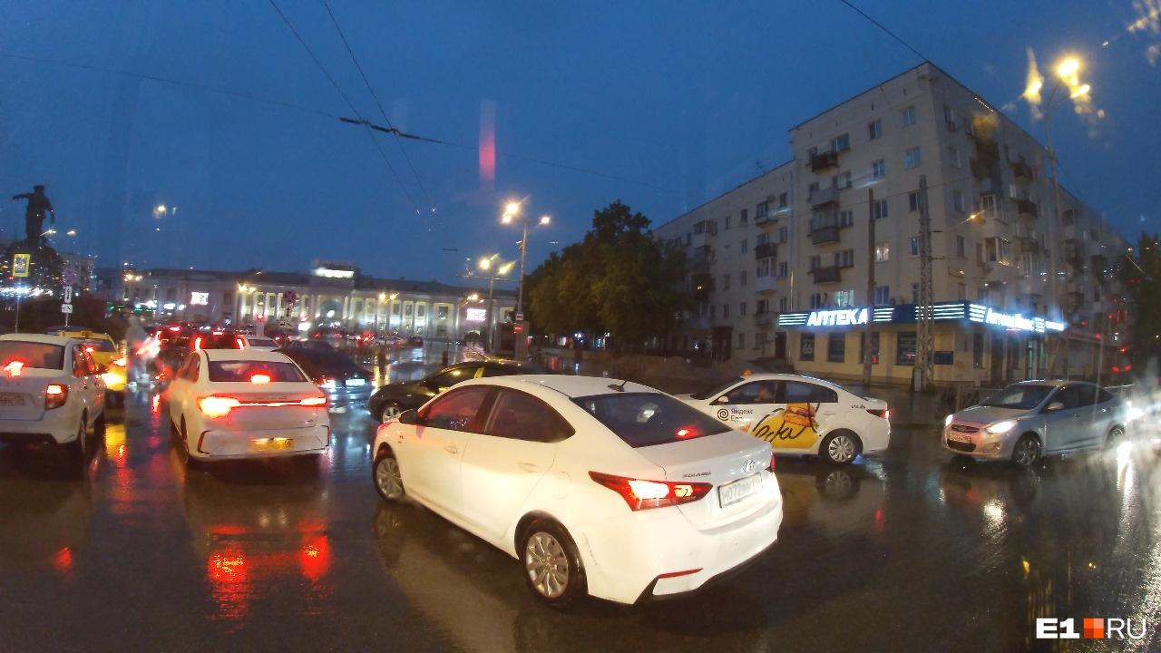 Шоферы замучились. Как поезда заставляют городской транспорт в Екатеринбурге стоять в пробках