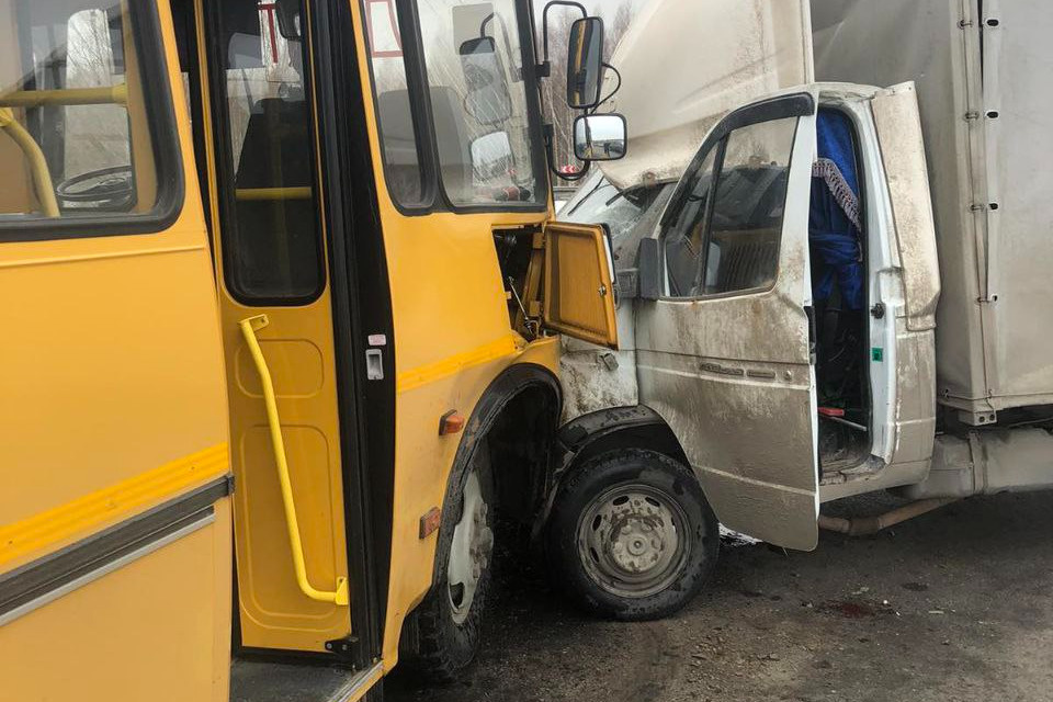 В Кстовском районе грузовик врезался в автобус с детьми
