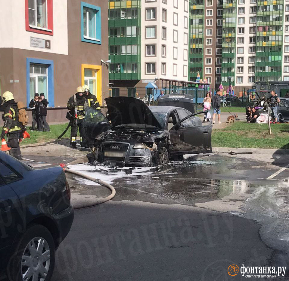 В Мурино на Воронцовском бульваре взорвался автомобиль Audi A6 - 11 мая  2023 - ФОНТАНКА.ру