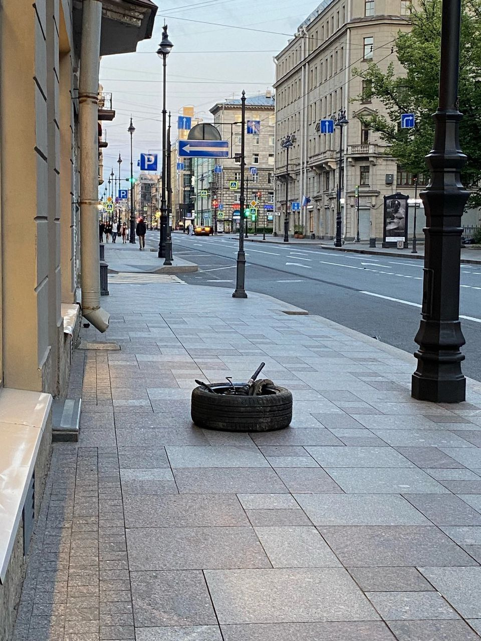 Автомобиль потерял колесо на Большом проспекте Петроградской стороны, машина  по инерции проехала до следующего перекрестка - 8 июля 2023 - ФОНТАНКА.ру