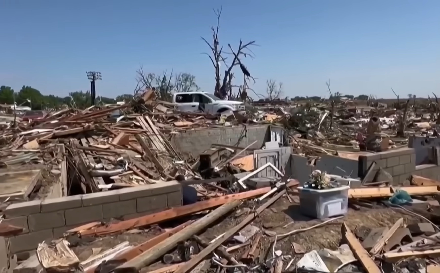 Дома разлетелись в щепки, 18 человек погибли: посмотрите, какой мощный ураган накрыл США