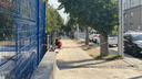 Перекрыли тротуар и убирают ограждения: что происходит с реконструкцией Первомайского сквера — фото