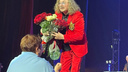 Выпил за любовь: Игорь Николаев выступил в Новосибирске в шикарном красном костюме – разглядываем фото