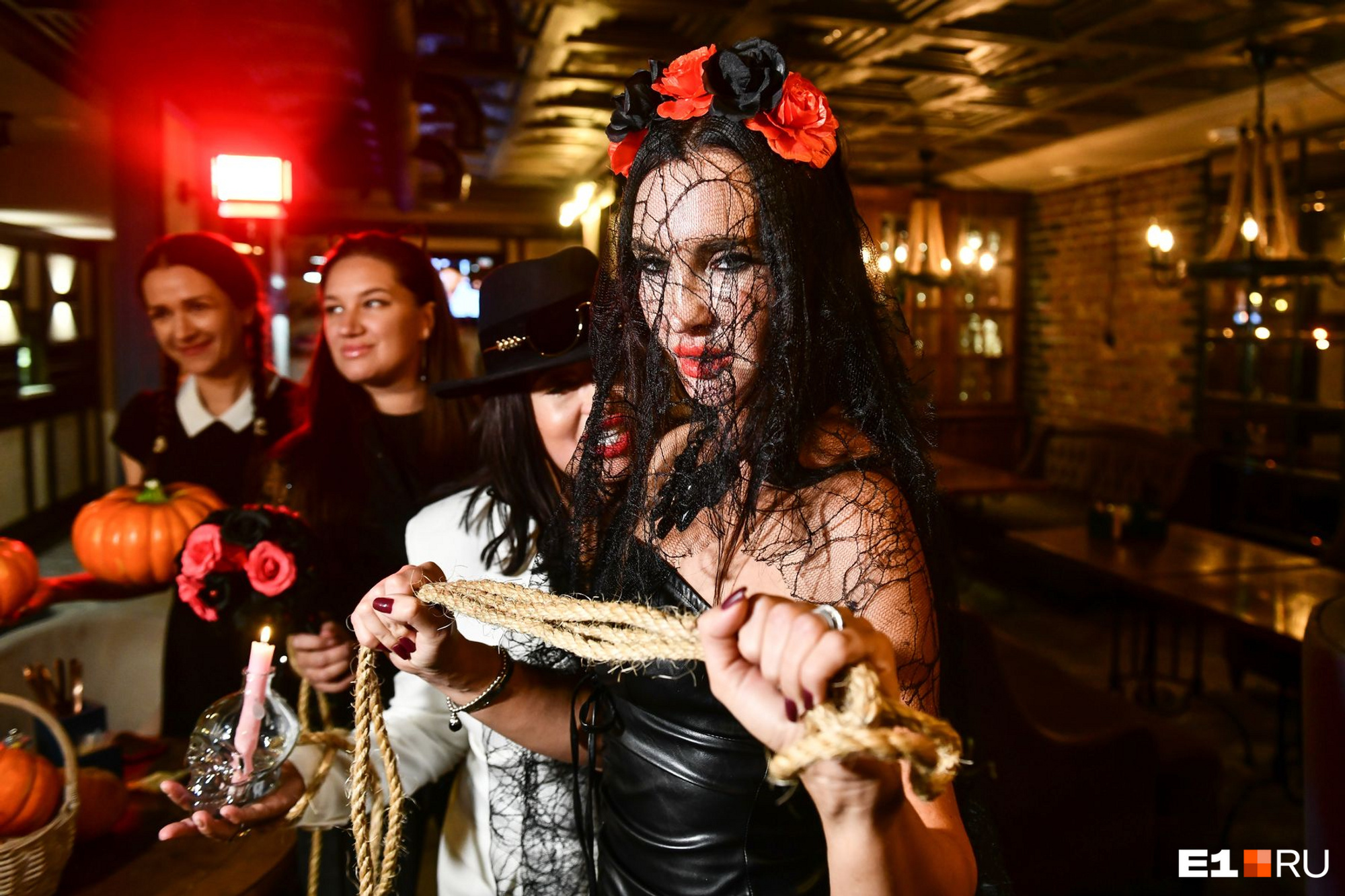 Карнавальный костюм вампира для девочки на Хэллоуин