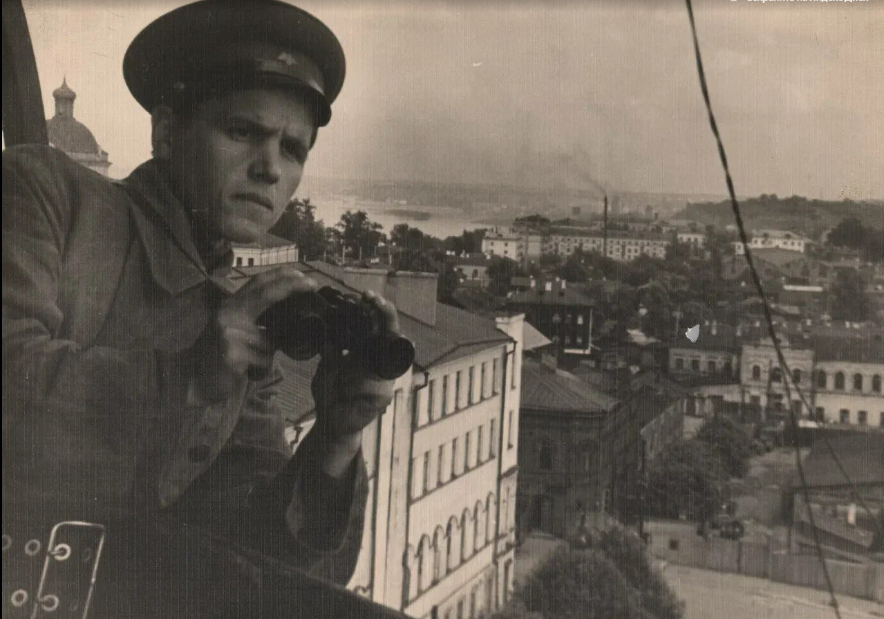 С высоты каланчи были видны даже отдаленные районы. Фото советского времени. Видите за спиной каланчевого купол Пермской галереи?