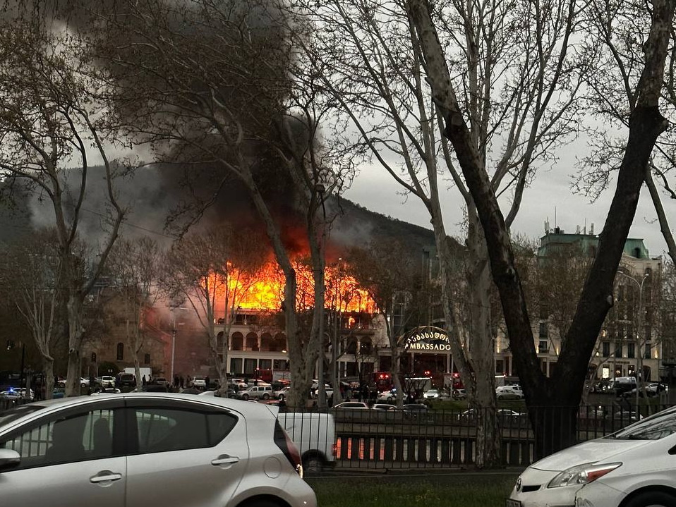 В Тбилиси мощный пожар охватил гостиницу «Амбассадор»