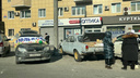 «Они на каждом углу»: торгаши тюльпанами запарковали обочины и мешают проезду во Владивостоке