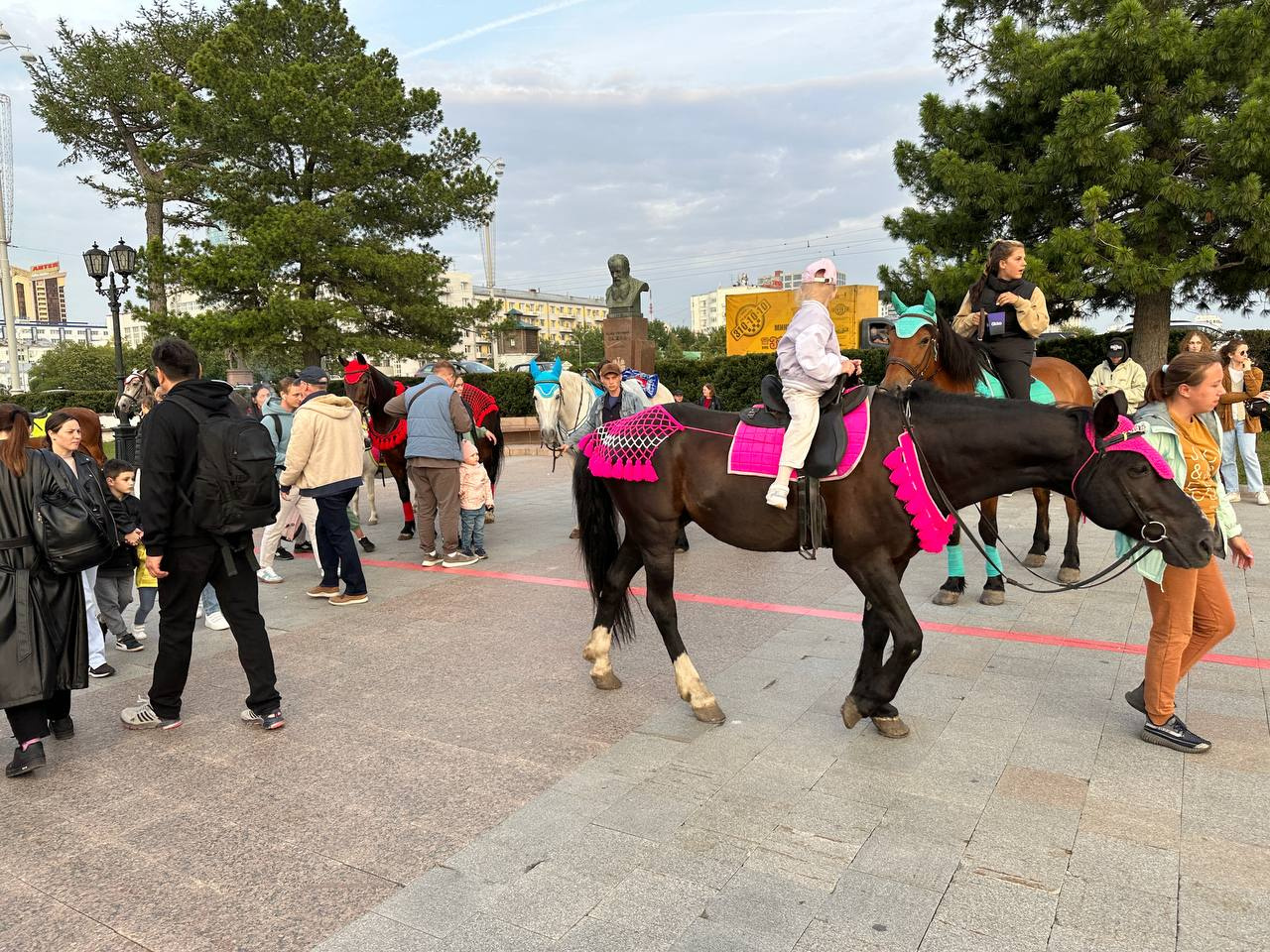 «Десять лошадей в толпе!». Уличные торговцы превратили Плотинку в Геленджик: 13 возмущающих фото