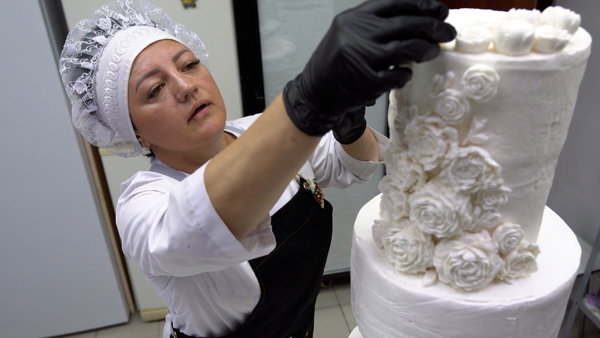 Стремянка, уровень, напильник: кондитер из Новосибирска создает гигантские торты — ее сладкие ромашки установили мировой рекорд