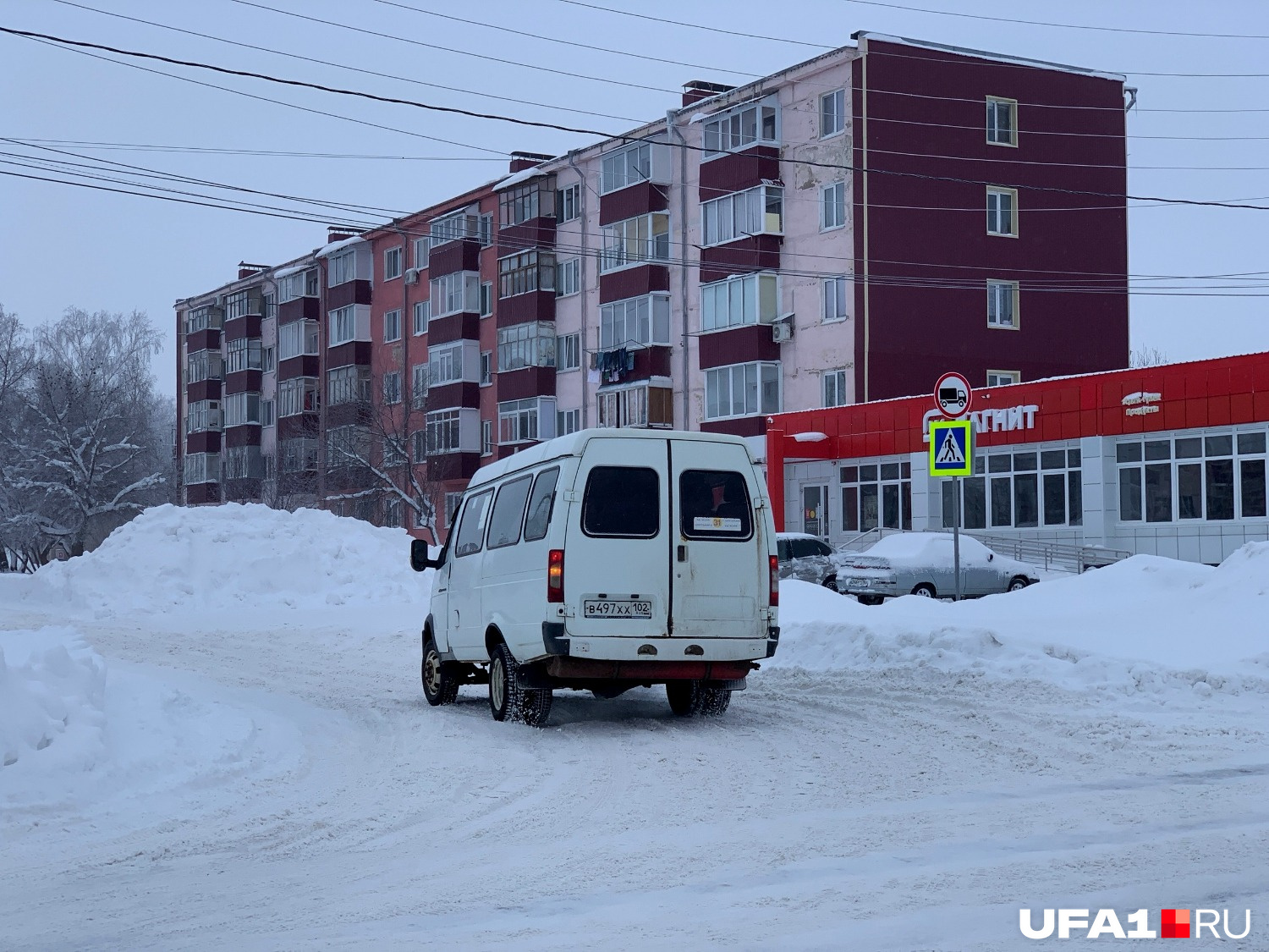 Из общественного транспорта здесь — маршрутки, в том числе прямиком из 2000-х