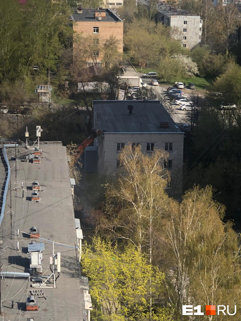 В Екатеринбурге техника начала крушить дом, где жил Борис Ельцин
