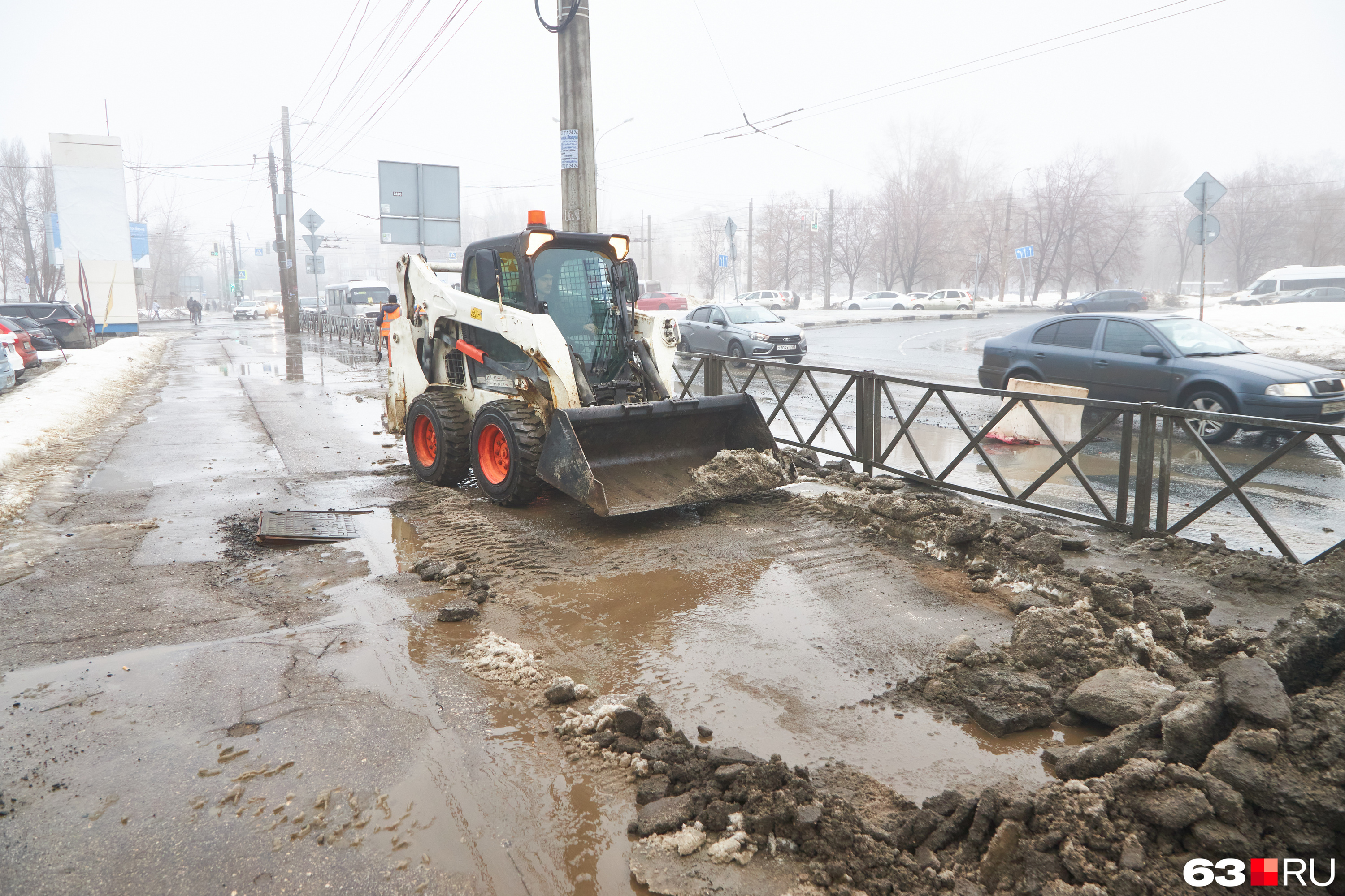Грязь также убирают с городских улиц Грязь также убирают с городских улиц