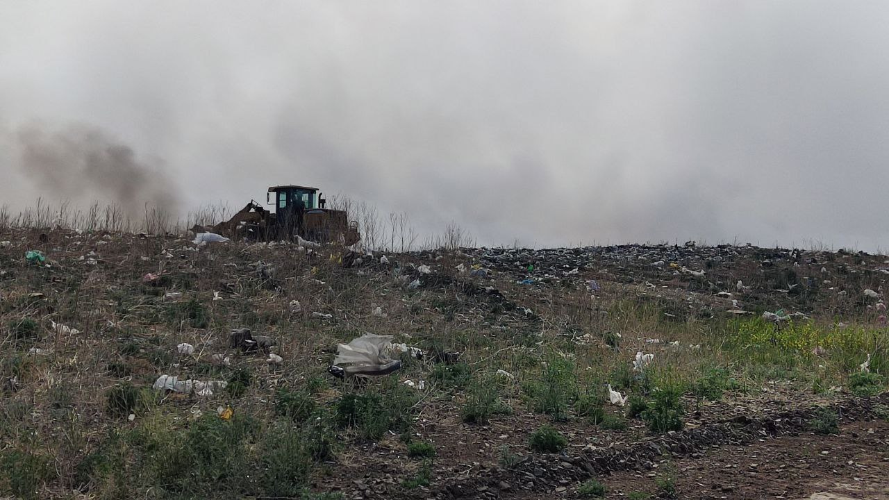 Свалка в городе Борзя, на которую вывозит мусор «Олерон», горит второй день