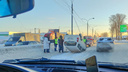 Пробка сковала Мочищенское шоссе: фото с дороги, где перевернулся автомобиль