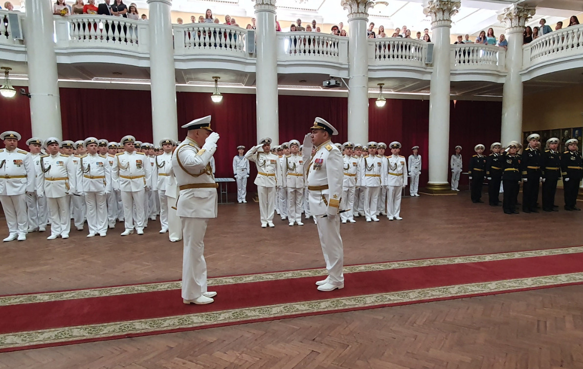 Выпускной из военных училищ в Петербурге: как прошло вручение дипломов в  Военно-морской академии - 23 июня 2024 - ФОНТАНКА.ру