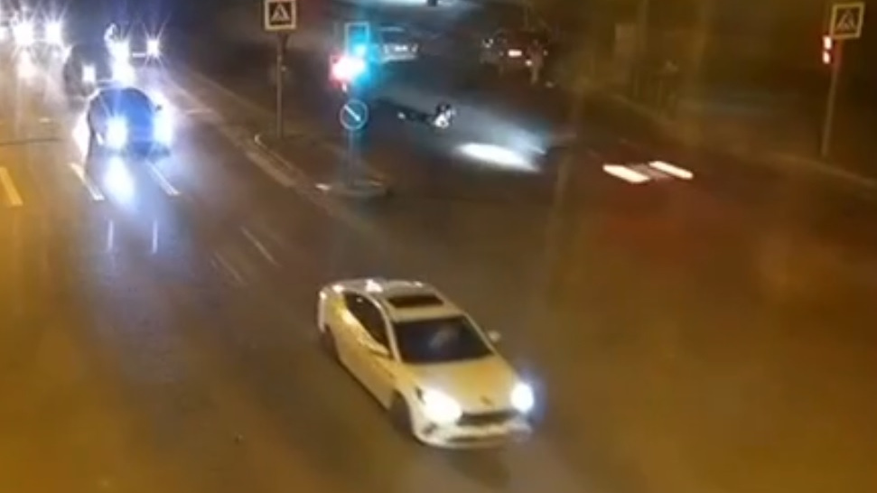 Спастись не было шанса. Публикуем видео жуткого ДТП в Перми, в котором BMW сбил двух парней насмерть