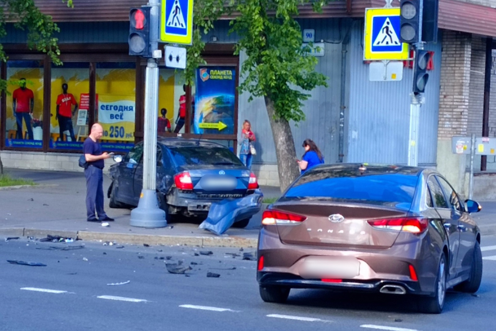 В Красном Селе «Шкоду» отбросило на тротуар. В машине была школьница: видео  | 13.06.2024 | Санкт-Петербург - БезФормата