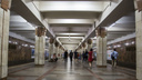 «Поезд простоял лишних пару минут»: пассажирка упала в вагоне метро на «Октябрьской»