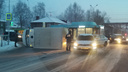 В Архангельске произошло ДТП с автобусом. Грузовик опрокинулся на бок