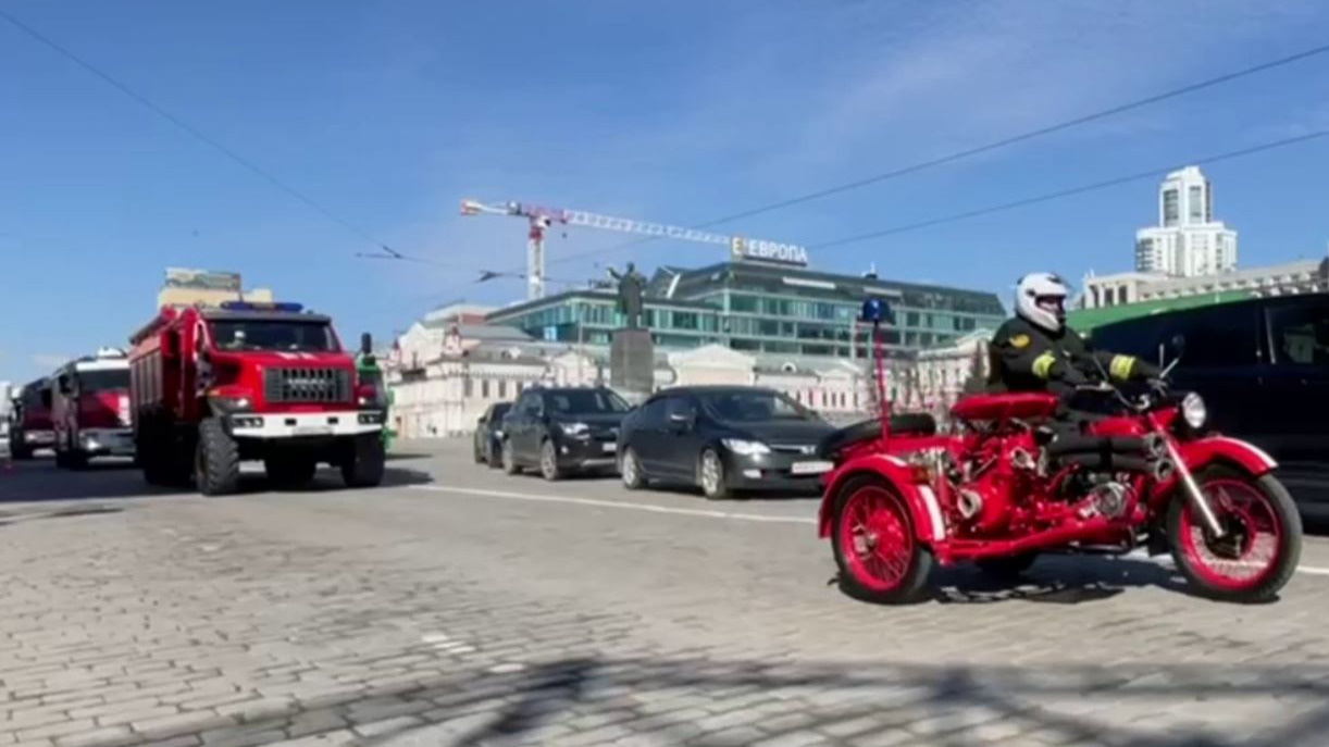 По Екатеринбургу медленно прокатилась колонна пожарных машин с лошадью во главе. Им некуда было спешить